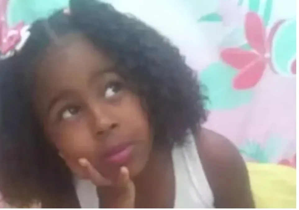 Menina de 10 anos morre durante ataques a tiros dentro docarro do pai