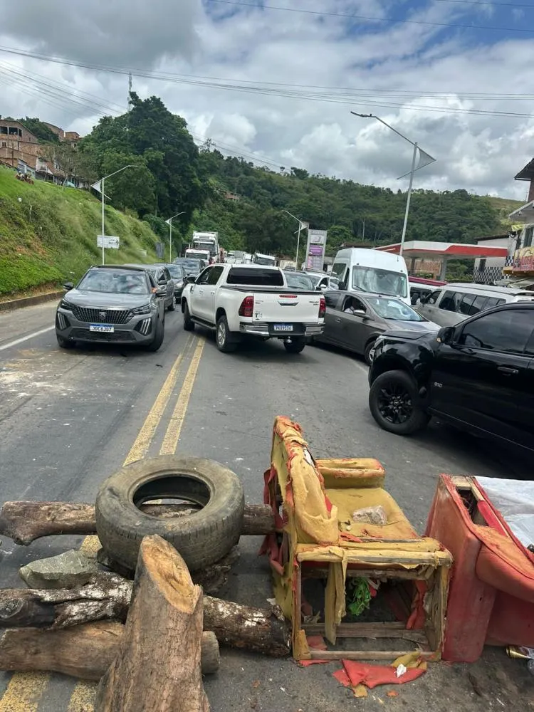 Produtores de cacau bloqueiam BR-101, em Itamarati