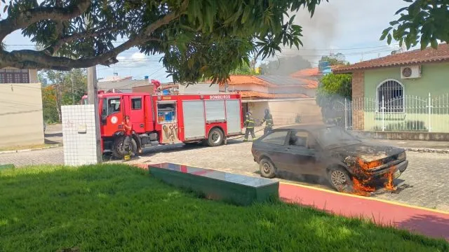 Carro pega fogo na Praça da Ciência e chamas são controladas pelo Corpo de Bombeiros