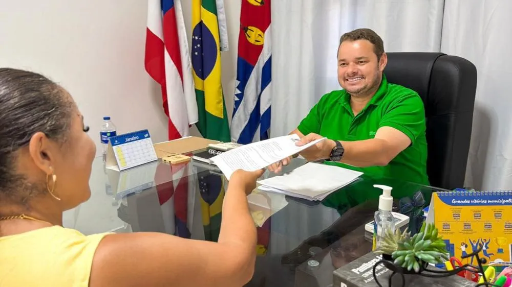 Prefeito assina PL que reajusta piso do magistério em Ubatã 