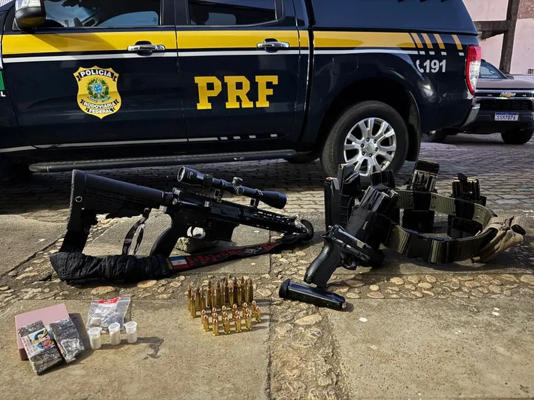 PRF apreende fuzil e pistola durante fiscalização na BR-116, em Vitória da Conquista