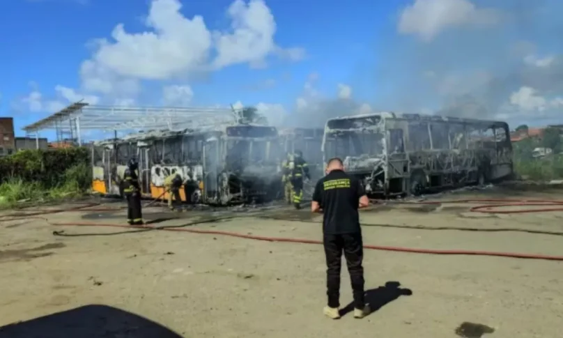 Bahia: Incêndio destrói ônibus escolares em garagem