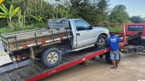 Gandu: Caminhonete é guinchada após PRF flagrar homem em carroceria na BR-101