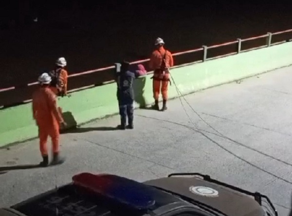 Adolescente é imobilizada e resgatada pelo Corpo de Bombeiros na ponte do Japomirim