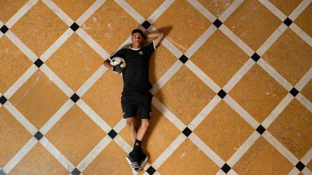 Luva de Pedreiro pergunta ao papa Francisco se ele prefere Messi ou Ronaldo