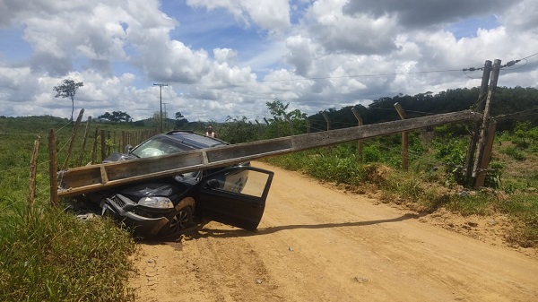 Barra do Rocha: Carro ocupado por jovens colide em poste na região das Três Lagoas