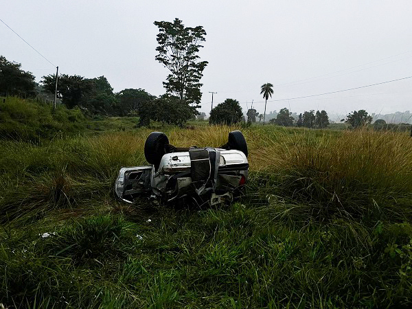 Carro ocupado por 6 jovens de Ipiaú capota na BR-330; um morre e cinco ficam feridos