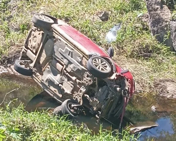 Gongogi: Condutor perde controle da direção e capota veículo na BA-120