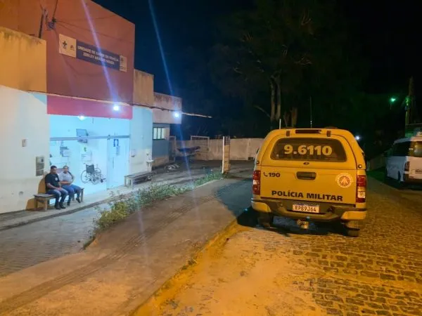 Homem é preso pela PM após quebrar móveis e agredir a própria mãe no distrito de Camamuzinho