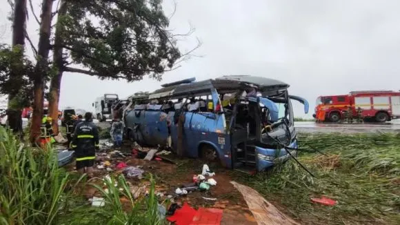 Cinco pessoas morrem e 47 ficam feridas após ônibus tombar no retorno de viagem do Réveillon em Salvador