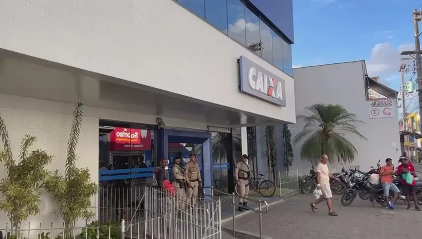 Seguranças são baleados dentro de agência da Caixa na Bahia