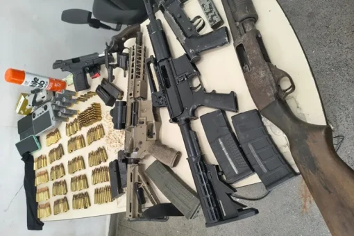 Armas grosso calibre foram apreendidas com os suspeitos || Foto 15º PM-BA