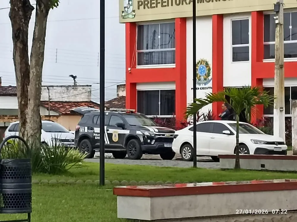Viatura da Polícia Civil na prefeitura
