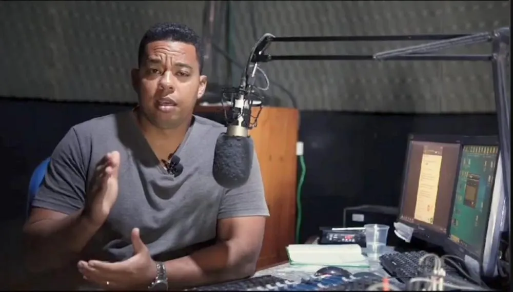 Radialista Josué Ribeiro na Rocha FM 87.9