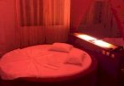 Cliente é espancado e roubado por travestis após orgia em motel de Barra do Garças