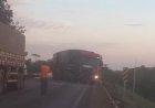 Colisão entre duas carretas provoca susto e interdita parcialmente a BR-158 em Indianópolis