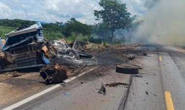 Caminhoneiro morre carbonizado e outro preso às ferragens em batida na BR-070