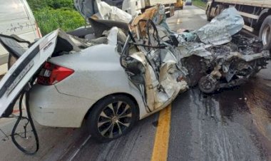 Médica bate carro em carreta e morre na BR-070