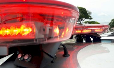 Homem é levado à delegacia após matar e comer pombo em praça pública de MT