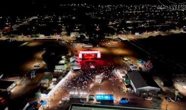 Primeira noite da ExpoCamp 2026 reúne público expressivo e celebra os 40 anos de Campinápolis com grande festa; vídeo