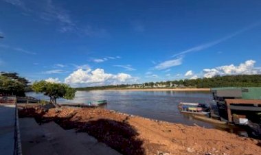 Após 26 anos, flutuante do Porto do Baé é transferido para novo local em Barra do Garças