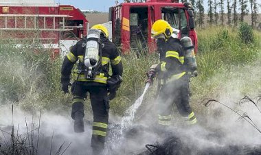 Bombeiros combatem incêndio em área de vegetação de loteamento de Confresa