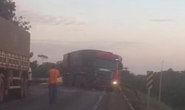 Colisão entre duas carretas provoca susto e interdita parcialmente a BR-158 em Indianópolis