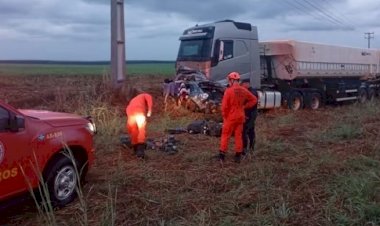 Três pessoas morrem em grave colisão entre caminhão e carro em MT