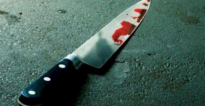 Mulher quase tem barriga rasgada na faca durante briga na porta de casa
