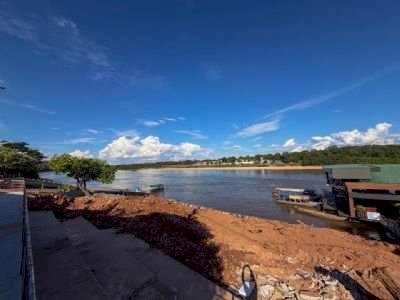 Após 26 anos, flutuante do Porto do Baé é transferido para novo local em Barra do Garças