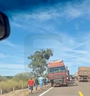 Acidente entre três veículos de carga causa lentidão na BR-158 em Barra do Garças