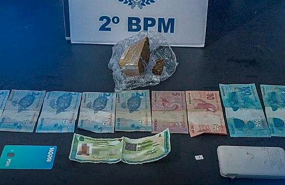 Homem é preso por tráfico após fugir da PM e entrar com moto no rio Araguaia