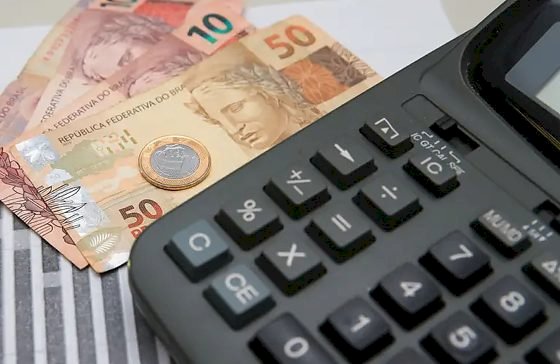 Brasileiro trabalhou 150 dias em 2026 apenas para pagar tributos, aponta estudo do IBPT