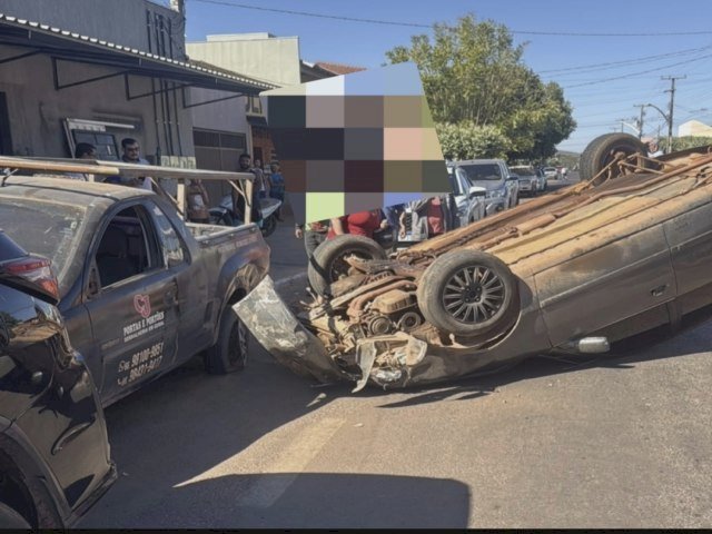 Motorista perde controle de Corolla, atinge dois veículos estacionados e é suspeito de dirigir embriagado em Nova Xavantina